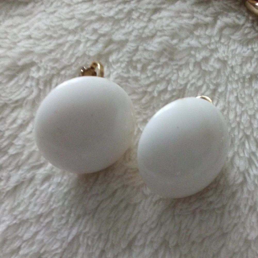 VINTAGE Elegant Gold and White Necklace Set W/ MATCHING CLIP ON EARINGS